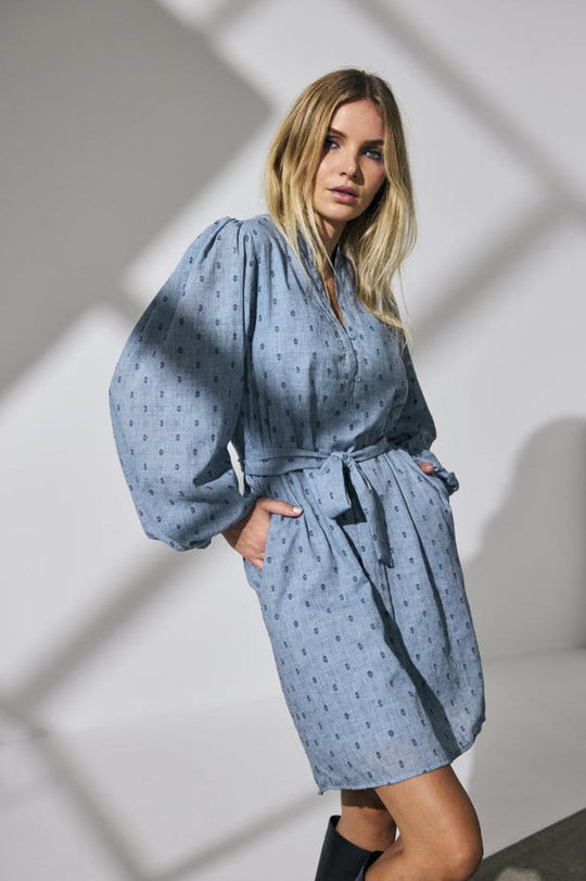 Co’Couture Dottiecc V-Dress in Dusty Blue