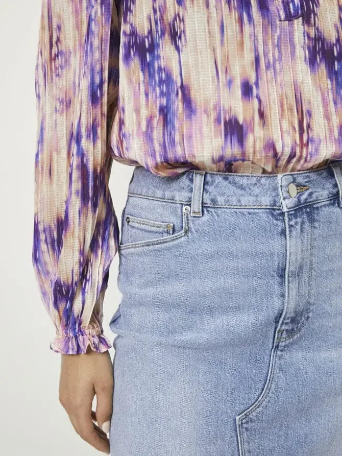 Mode die die Blicke auf sich zieht: Warum ein Midi-Denim-Rock mit Schlitz ein echter Hingucker