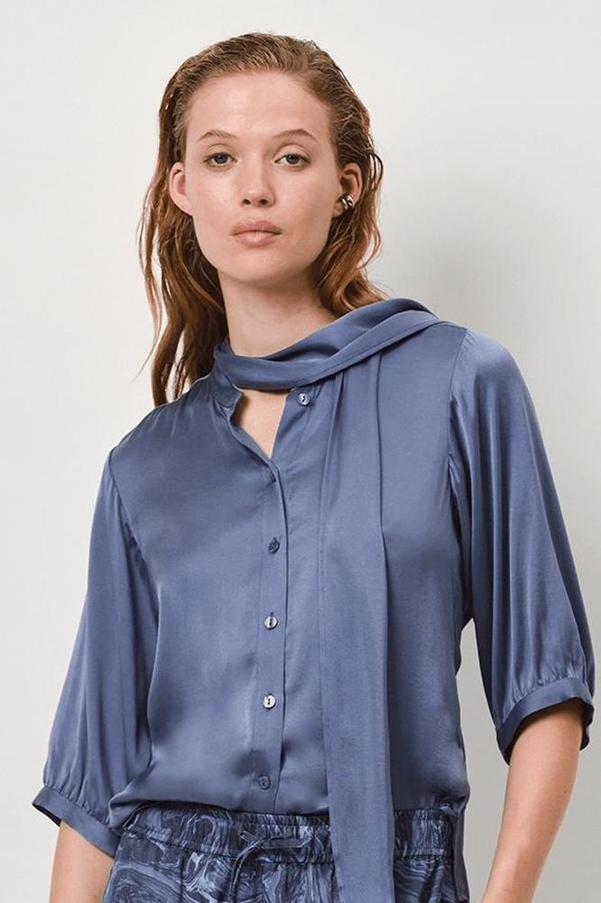 Blaue Seidenbluse