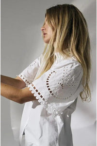 Weiße Co`couture Baumwollbluse mit kurzen Ärmeln, Lochstickerei und Wellenkante.