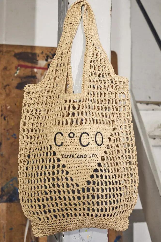 Handgeflochtener Naturstroh-Shopper mit "C°CO LOVE AND JOY" Schriftzug.