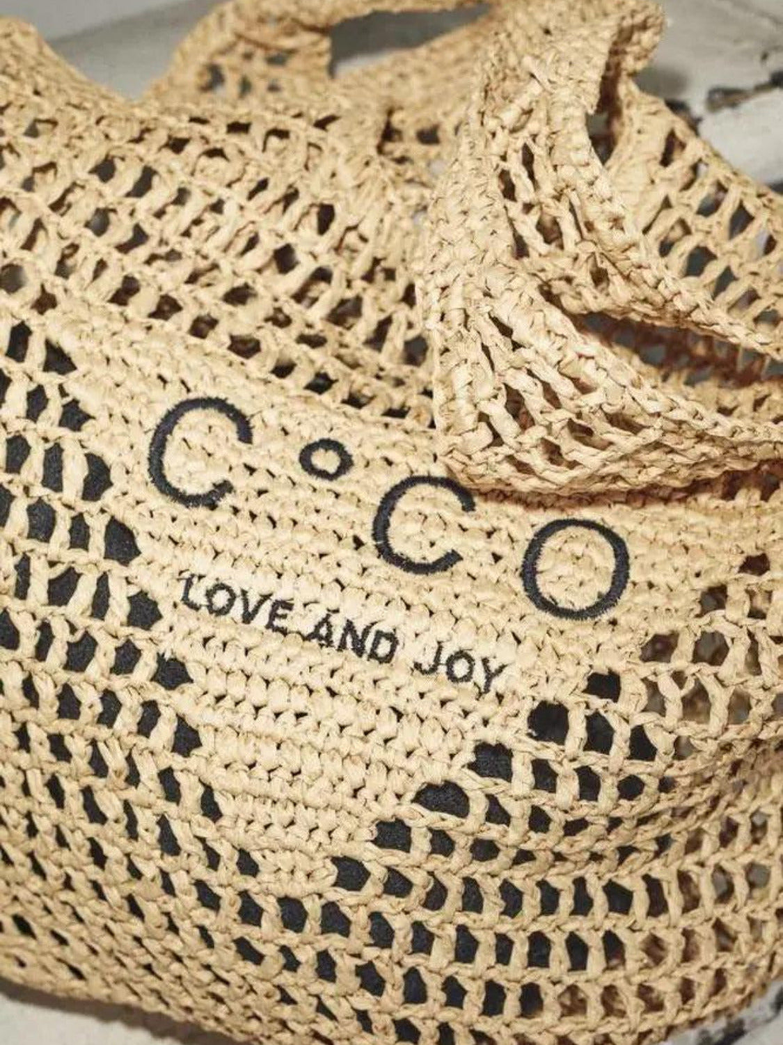 Handgeflochtener Naturstroh-Shopper mit "Co`Couture LOVE AND JOY" Schriftzug.