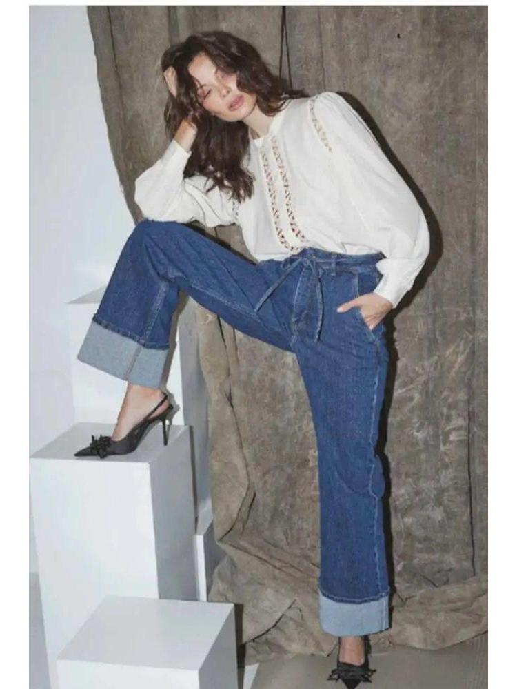 CoCouture Hubby Ankle Jeans in Dunkelblau mit weitem Bein, hohem Bund und breitem Umschlag, getragen von einem Model.