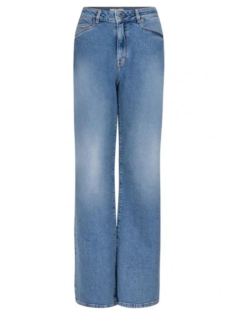 Dante6 Bella Alltagsjeans in Washed Blue mit weitem Bein, Five-Pocket-Design und Leder-Signaturpatch.