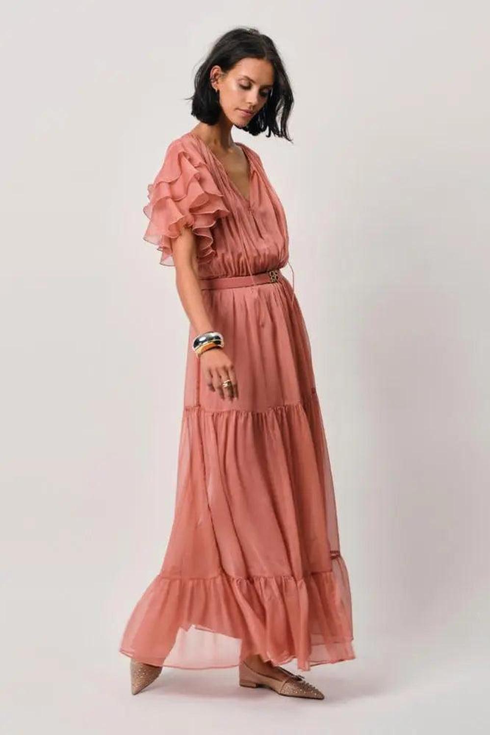 Boho-Maxikleid Xevi in Amber Glow aus recyceltem Chiffon mit Rüschenärmeln und Monogramm-Gürtel.