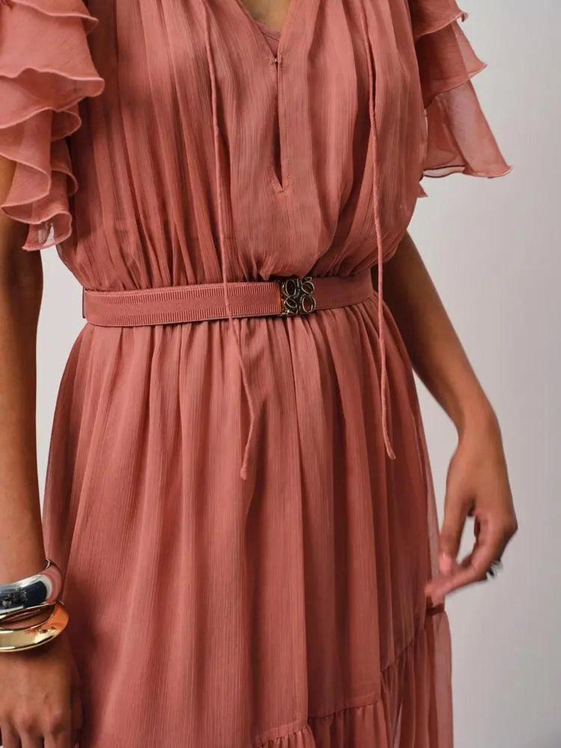 Boho-Maxikleid Xevi in Amber Glow aus recyceltem Chiffon mit Rüschenärmeln und Monogramm-Gürtel.