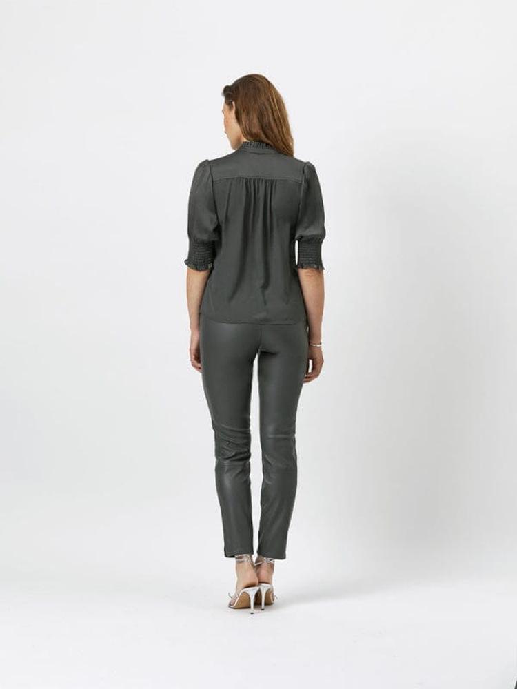 Oberteil aus elastischer Seidenmischung