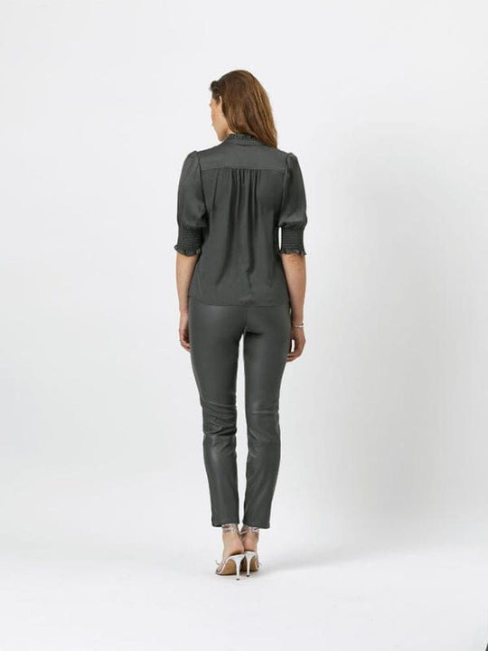 Oberteil aus elastischer Seidenmischung